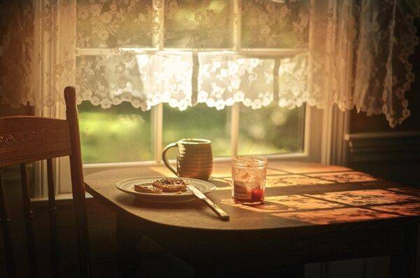 Rami arbatos akimirka prie lango su minkšta šviesa